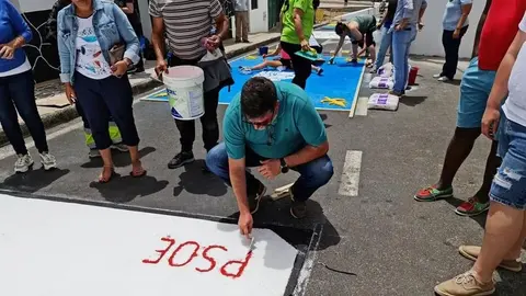 Imagen del alcalde de San Bartolomé terminando la alfombra de sal de su partido
