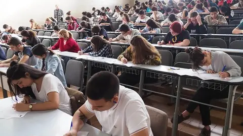 Imagen de jovenes durante la realización de la Evaluación del Bachillerato para el Acceso a la Universidad.