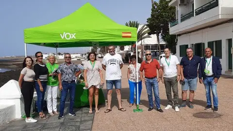 El equipo de VOX en la avenida de Playa Honda.