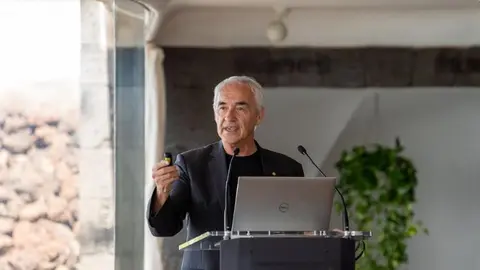 Alfonso Vegara en la presentación de “Lanzarote 2030: Una Estrategia de Ecodesarrollo” en el Castillo de San José.