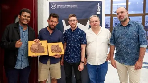 El jurado del certamen de cortos express Roberto Pérez Toledo junto al equipo del corto ganador.