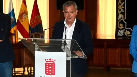 Sebastián Franquis con la presidenta del Cabildo de Lanzarote.