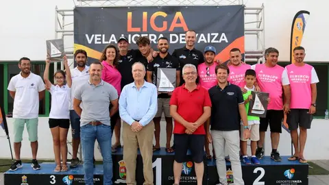 Foto de familia con el podio de la Copa