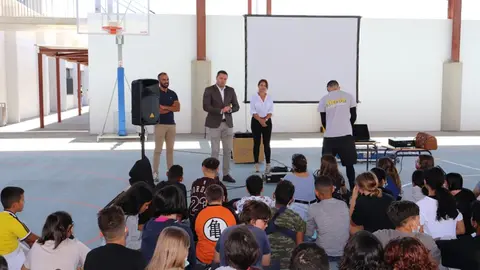 Óscar Noda y Daniel Medina junto a Nira Santana en un centro de Yaiza para impartir las charlas sobre discriminación de las personas por razón de sexo a través de los roles y estereotipos de género presentes en los videojuegos.