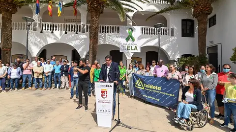 Isidro Pérez durante su intervención en el acto realizado por el día mundial de la ELA.