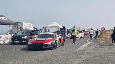 Imagen de coches participantes de un evento deportivo en Lanzarote.