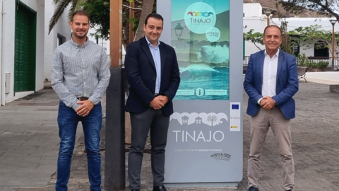 Jesús Machín, Vianney Rodríguez y José Valle junto a uno de los dispositivos digitales instalados.