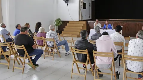 María Dolores Corujo y Alfredo Mendoza en su reunión con los vecinos de Nazaret.