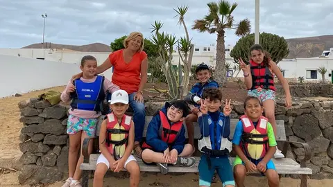 Alicia Paéz junto a los niños del colegio Ignacio Aldecoa en La Graciosa.