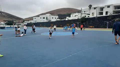 Alumnos de la Escuela Municipal de Atletismo Jabalina durante su último entrenamiento de la temporada.