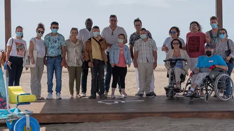 Isidro Pérez y Mamadou Yero Sy Cisse durante la entrega de la silla anfibio.