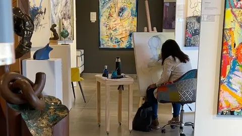 Marité Crespo realizando una de sus obras.