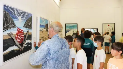 Los escolares prestaron mucha atención a las explicaciones de los artistas