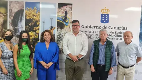 El alcalde de San Bartolomé y diferentes dirigentes de su Ayuntamiento con el viceconsejero de Política Territorial,  el lanzaroteño Leopoldo Díaz.