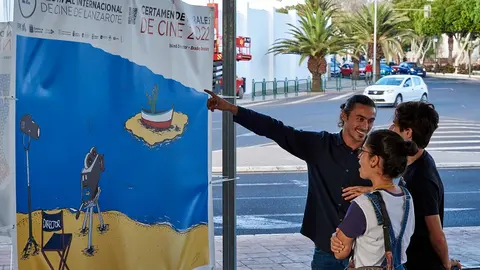 Bradley Joshua Ibrahim junto a su obra ‘Island Director.