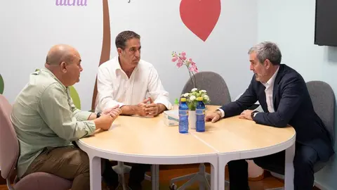 Reunión de Fernando Clavijo con miembros de Pequeño Valiente.