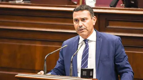 Oswaldo Betancort durante su intervención en el Parlamento autonómico