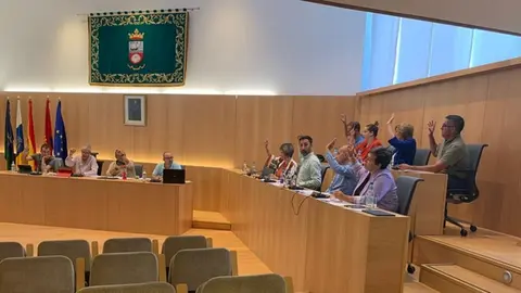 Votación del equipo de gobierno de Tías durante un pleno.