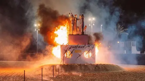 Imagen de la hoguera de Arrecife por las fiestas de San Juan.