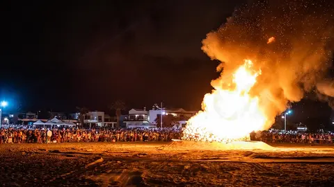Imagen de la hoguera de San Juan de Playa Honda.