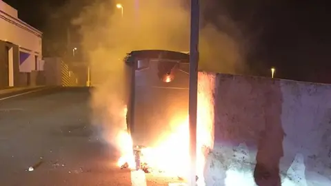 Momento en el que ardían prácticamente en su totalidad los contenedores