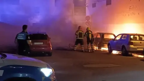 Los bomberos y la Policía Local de Arrecife impidieron que se extendiera el fuego a otros vehículos