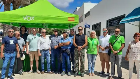 Imagen de la gente de VOX que participó en la mesa de Arrieta