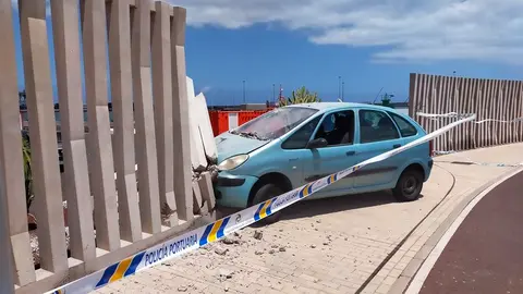 Imagen de cómo quedó el muro del puerto tras el impacto