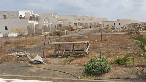 Imagen de la parcela de entrada a Costa Teguise que lleva décadas paralizada
