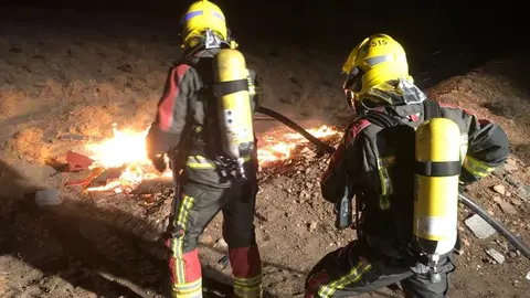 Los bomberos sofocan un incendio en las inmediaciones de la escombrera de Arrecife.
