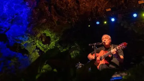 Toquinho durante su actuación en el Auditorio de los Jameos del Agua.