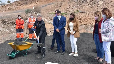 &Aacute;ngel V&iacute;ctor Torres colocando la primera piedra de centrosociosanitario de Tahiche junto a Oswaldo Betancort y Mar&iacute;a Dolores Corujo.