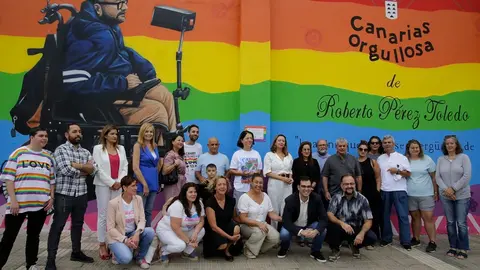 María Dolores Corujo junto al resto de presentante políticos y colecvitvos junto al mural de Roberto Pérez Toledo.
