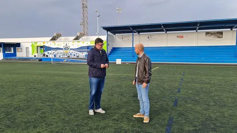 Isidro Pérez junto a Raúl de León en el campo de fútbol de Playa Honda.