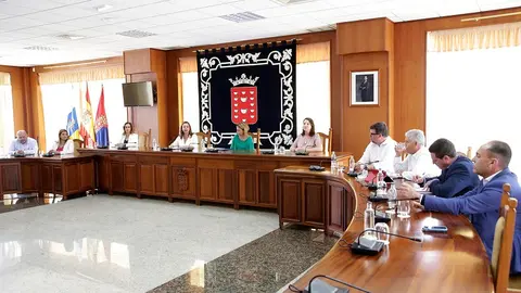 María Dolores Corujo junto Noemí Santana a representantes de los siete ayuntamientos durante la firma del convenio.