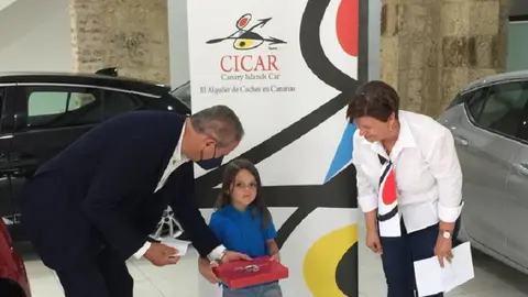 Representante de la Asociación Mercedes Medina Díaz y CICAR entregando un premio a uno de los ganadores del concurso en Gran Canaria.