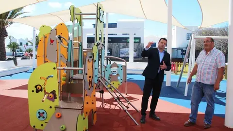 Óscar Noda visitando uno de los parques infantiles.