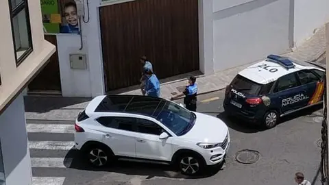 Imagen de los policías locales y nacionales regulando el tráfico de la zona.