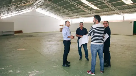 Oswaldo Betancort y Eugenio Robayna en las obras del teleclub de Los Valles.