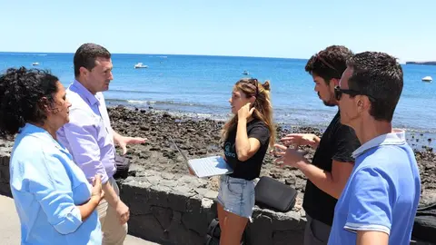 Imagen del alcalde de Yaiza interesándose por el estudio.