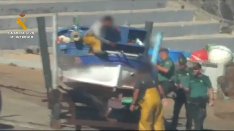 La Guardia Civil revista la embarcación en La Santa.