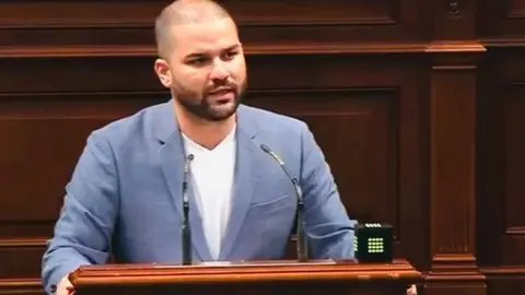Imagen de Jesús Machín durante su intervención en el Parlamento Canario.