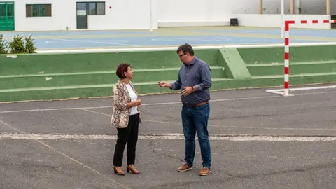 Isidro Pérez junto a Alma González en el CEIP Ajei.