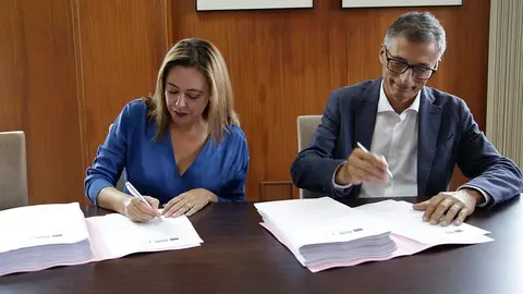Mar&iacute;a Dolores Corujo formalizando el contrato del parque e&oacute;lico de San Bartolom&eacute; junto a el representante de Elecnor Servicios y Proyectos S.A. Unipersonal.