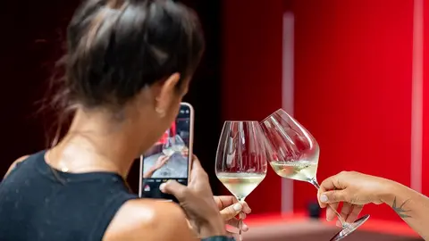 Imagen de personas disfrutando de unos vinos en una de las ferias del vino para vinófilos.