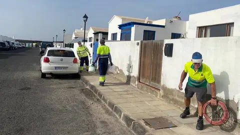 Operarios realizando la instalación de la fibra óptica en la zona de los cocoteros.