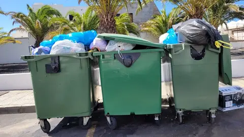 Imagen de contendores de basura en San Bartolomé.