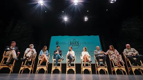 Alberto Aguiar en la rueda de prensa del Festival Canarias Jazz y Más junto al resto de personalidades políticas.