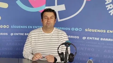 Antonio Rocío en el estudio del programa Entre Barrios de Crónicas Radio-COPE Lanzarote.
