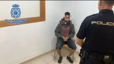 Uno de los detenidos por los incendios en dependencias policiales.